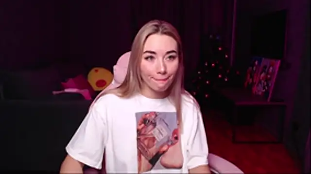 Snapshot of Rosie_Mac chatting on December 15, 2:05 am Rosie Mac online show from December 15, 2:05 am