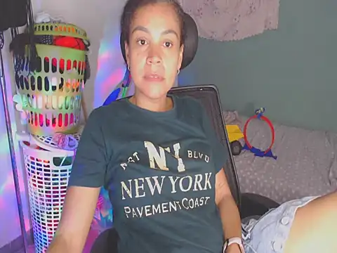 Snapshot of shayna_cute chatting on June 29, 1:23 am shayna cute online show from June 29, 1:23 am