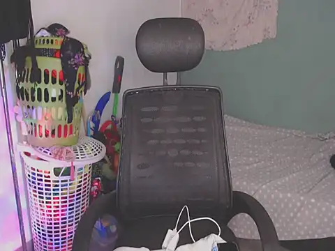 Snapshot of shayna_cute chatting on July 3, 2:40 am shayna cute online show from July 3, 2:40 am