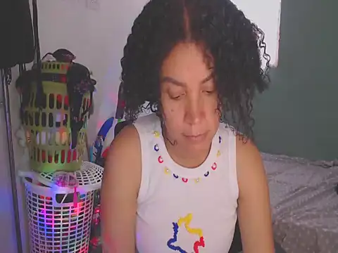 Snapshot of shayna_cute chatting on July 3, 10:27 pm shayna cute online show from July 3, 10:27 pm