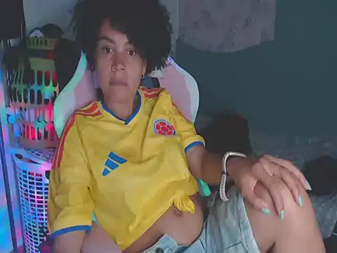 Snapshot of shayna_cute chatting on July 8, 1:43 am shayna cute online show from July 8, 1:43 am