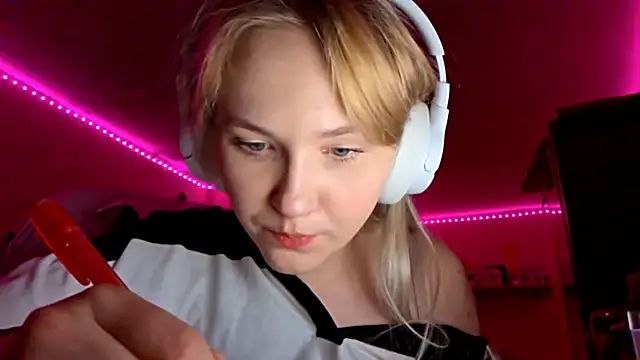 KarinRobertson online show from November 28, 6:32 pm