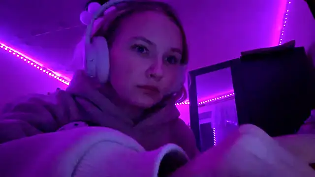 KarinRobertson online show from December 4, 6:27 pm