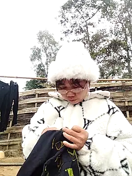 Snapshot of be-yeu chatting on December 5, 8:34 am be-yeu online show from December 5, 8:34 am