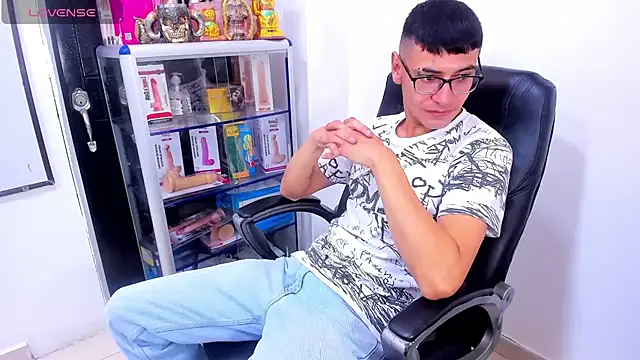 Snapshot of will_and_alex chatting on August 3, 2:33 pm will and alex online show from August 3, 2:33 pm