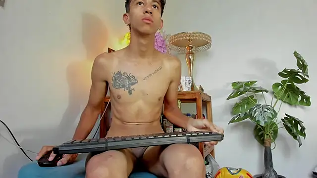 Snapshot of lucian_davii chatting on July 29, 1:42 pm lucian davii online show from July 29, 1:42 pm