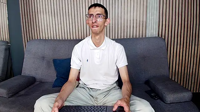 Snapshot of ZyroNight chatting on December 20, 3:57 am ZyroNight online show from December 20, 3:57 am