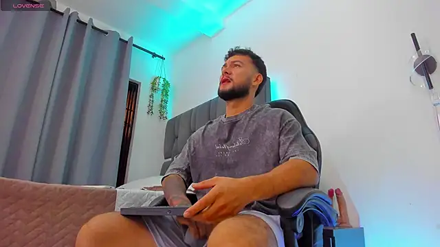 noah corvelle online show from February 3, 1:04 am