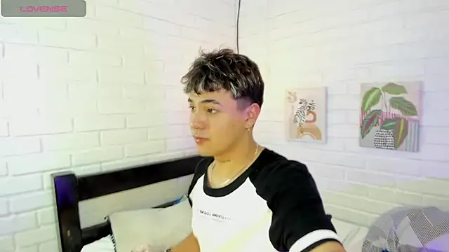 Snapshot of Sweet_Dust chatting on November 28, 3:09 am Sweet Dust online show from November 28, 3:09 am