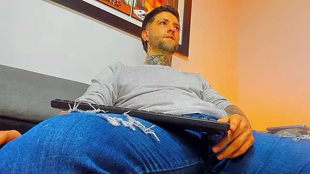 Snapshot of Supreme_Alpha chatting on November 4, 3:38 am Supreme Alpha online show from November 4, 3:38 am