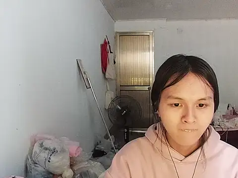 Snapshot of RebelAura chatting on May 4, 10:28 pm RebelAura online show from May 4, 10:28 pm