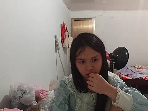 Snapshot of RebelAura chatting on June 1, 12:29 pm RebelAura online show from June 1, 12:29 pm