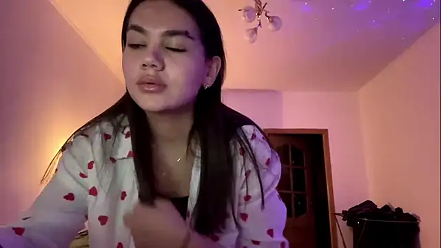 Snapshot of Priscillla_Cute chatting on November 13, 3:33 pm Priscillla Cute online show from November 13, 3:33 pm