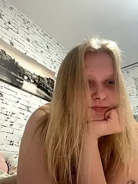 Snapshot of hotgoodgirll chatting on December 21, 4:14 pm hotgoodgirll online show from December 21, 4:14 pm