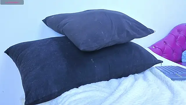 Snapshot of Julieta_horney chatting on November 6, 3:02 pm Julieta horney online show from November 6, 3:02 pm