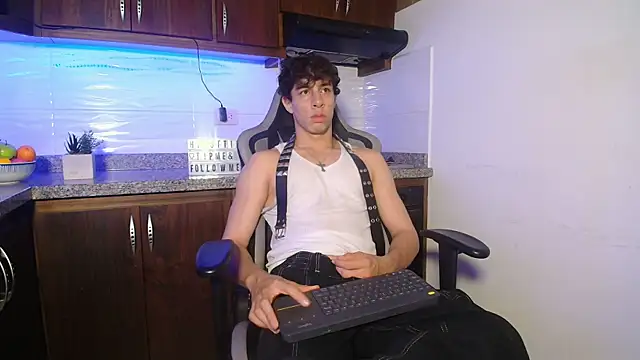 Snapshot of chris_evans27 chatting on November 22, 2:32 am chris evans27 online show from November 22, 2:32 am