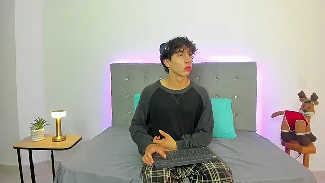 Snapshot of chris_evans27 chatting on November 26, 1:17 am chris evans27 online show from November 26, 1:17 am