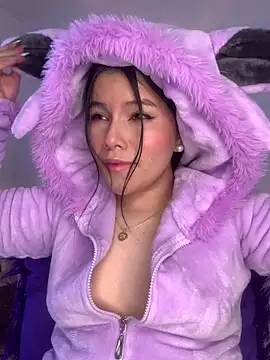 violettabond online show from May 4, 12:45 pm