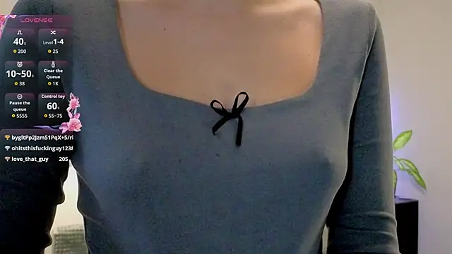 violetwluv online show from December 4, 8:45 am