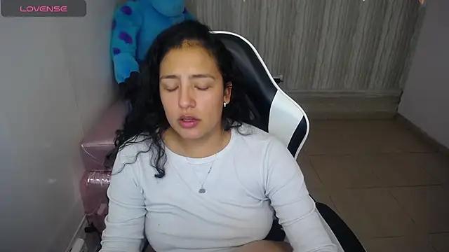 Snapshot of tamara_brown_t chatting on December 4, 2:43 am tamara brown t online show from December 4, 2:43 am