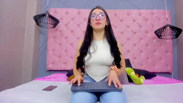 Mia Horney online show from December 2, 12:21 pm