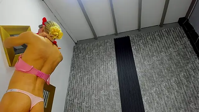 Snapshot of Caitlyn-Joness_ chatting on December 17, 3:29 pm Caitlyn-Joness online show from December 17, 3:29 pm