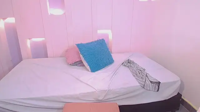 SaraVixen8 online show from December 2, 11:56 pm