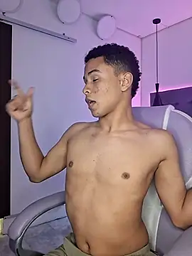 Snapshot of Liams18 chatting on November 13, 3:05 am Liams18 online show from November 13, 3:05 am