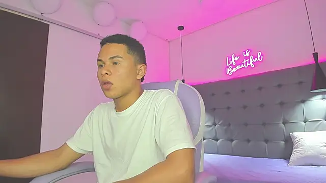 Snapshot of Liams18 chatting on November 23, 3:06 am Liams18 online show from November 23, 3:06 am