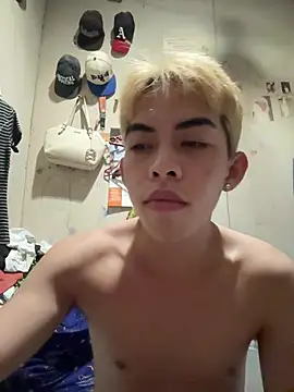 Snapshot of Urhotsilverboy chatting on June 5, 8:25 pm Urhotsilverboy online show from June 5, 8:25 pm