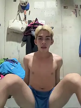 Snapshot of Urhotsilverboy chatting on June 10, 6:18 pm Urhotsilverboy online show from June 10, 6:18 pm