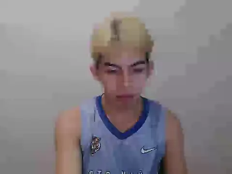 Snapshot of Urhotsilverboy chatting on June 13, 5:22 pm Urhotsilverboy online show from June 13, 5:22 pm