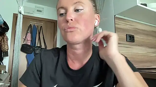 Snapshot of Ameli8 chatting on July 2, 11:16 am Ameli8 online show from July 2, 11:16 am