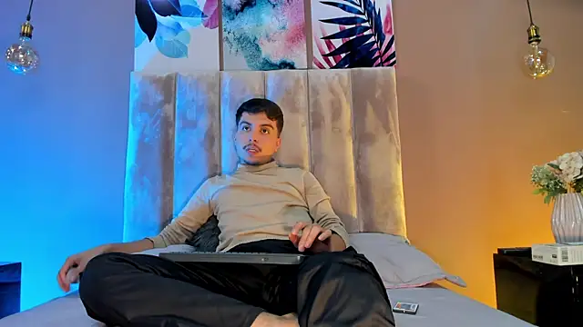 NicolasRey1 online show from November 21, 4:11 am