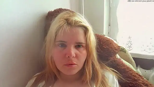 Snapshot of HornyElena chatting on May 13, 10:12 am HornyElena online show from May 13, 10:12 am