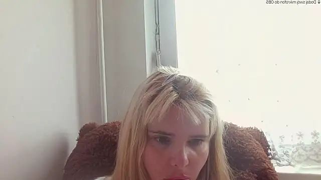 Snapshot of HornyElena chatting on May 15, 12:01 pm HornyElena online show from May 15, 12:01 pm