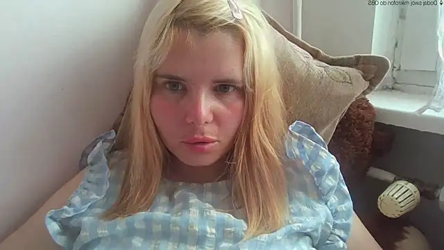 Snapshot of HornyElena chatting on June 4, 3:18 pm HornyElena online show from June 4, 3:18 pm