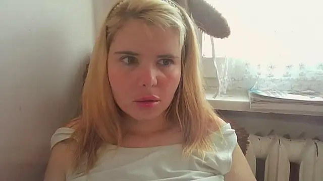 Snapshot of HornyElena chatting on June 5, 3:29 pm HornyElena online show from June 5, 3:29 pm