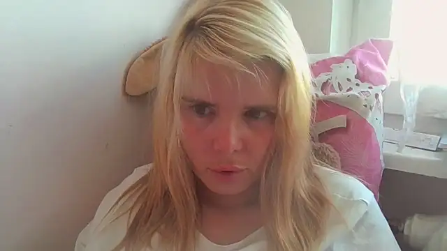 Snapshot of HornyElena chatting on June 8, 3:34 pm HornyElena online show from June 8, 3:34 pm