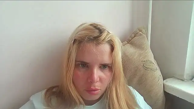 Snapshot of HornyElena chatting on June 9, 3:23 pm HornyElena online show from June 9, 3:23 pm