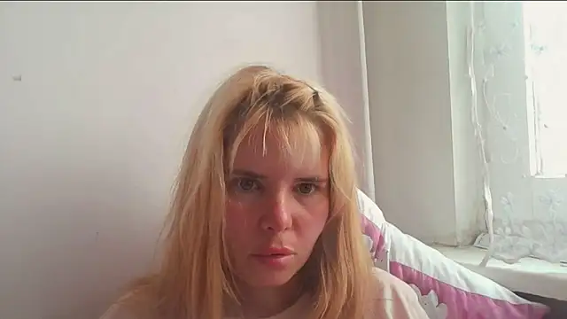 Snapshot of HornyElena chatting on June 10, 3:22 pm HornyElena online show from June 10, 3:22 pm