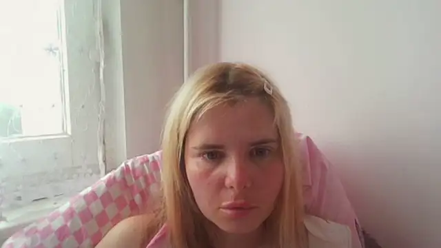 Snapshot of HornyElena chatting on June 12, 3:22 pm HornyElena online show from June 12, 3:22 pm