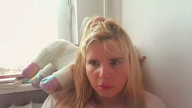 Snapshot of HornyElena chatting on June 14, 1:13 pm HornyElena online show from June 14, 1:13 pm