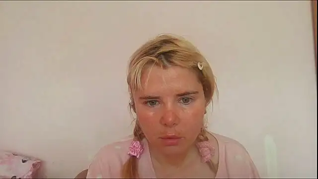 Snapshot of HornyElena chatting on June 16, 8:17 am HornyElena online show from June 16, 8:17 am