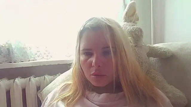 Snapshot of HornyElena chatting on June 17, 8:39 am HornyElena online show from June 17, 8:39 am