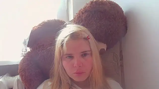 Snapshot of HornyElena chatting on June 19, 8:29 am HornyElena online show from June 19, 8:29 am