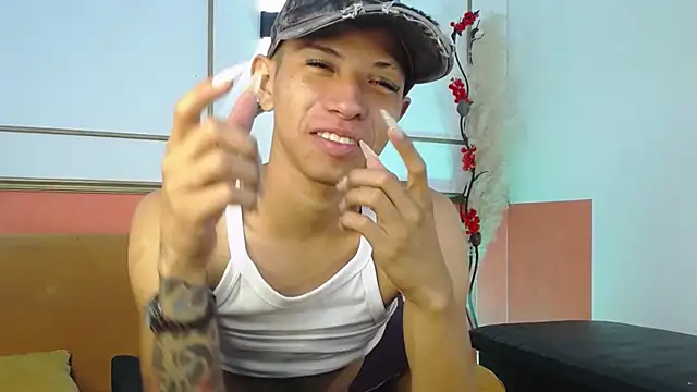 Snapshot of Tessachains_2_ chatting on November 21, 1:59 am Tessachains 2 online show from November 21, 1:59 am