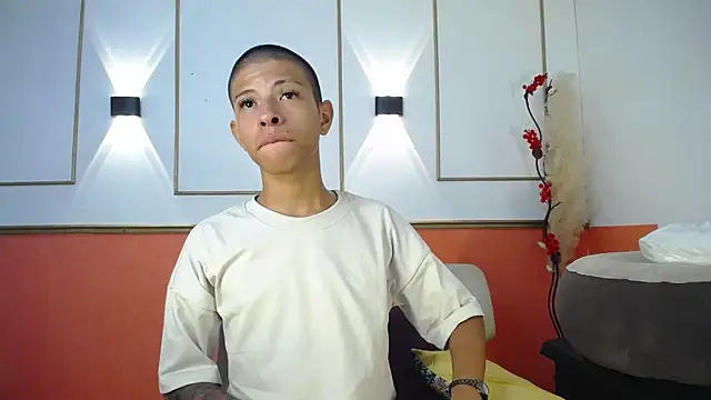 Snapshot of Tessachains_2_ chatting on November 26, 2:45 am Tessachains 2 online show from November 26, 2:45 am