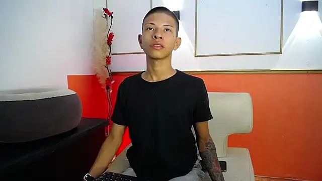 Snapshot of Tessachains_2_ chatting on December 4, 2:10 am Tessachains 2 online show from December 4, 2:10 am