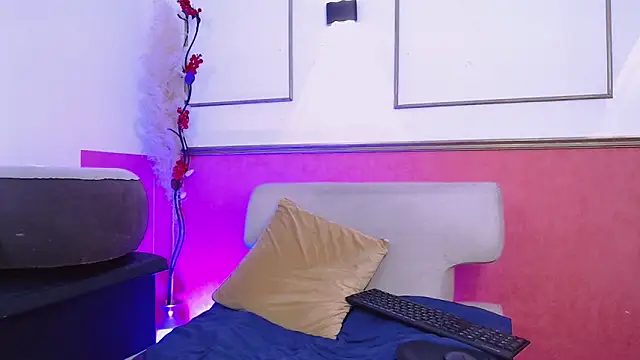 Snapshot of Tessachains_2_ chatting on December 19, 4:52 am Tessachains 2 online show from December 19, 4:52 am